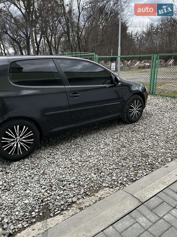 Хэтчбек Volkswagen Golf 2006 в Вижнице
