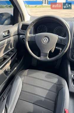 Хэтчбек Volkswagen Golf 2004 в 