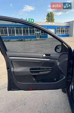 Хэтчбек Volkswagen Golf 2004 в 
