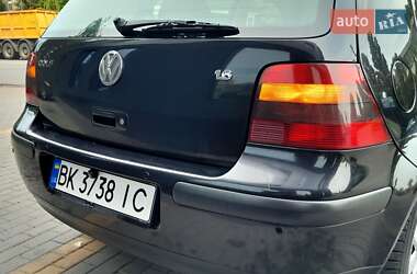 Хэтчбек Volkswagen Golf 2001 в 