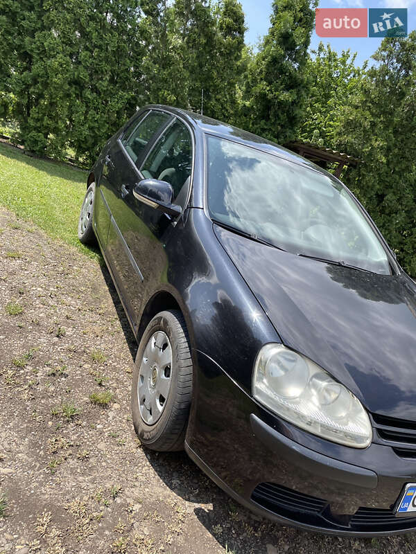 Хэтчбек Volkswagen Golf 2005 в Хотине