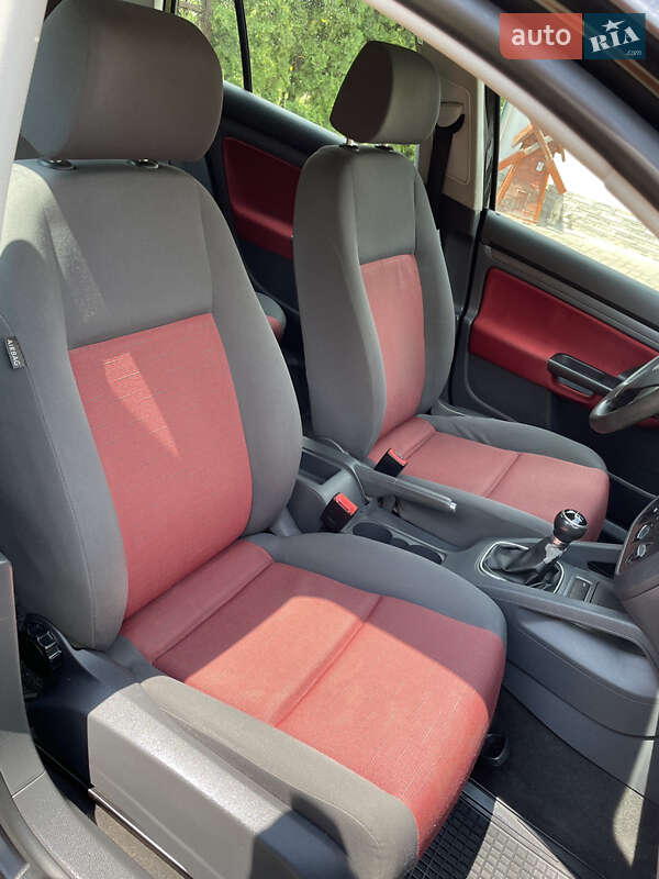 Хэтчбек Volkswagen Golf 2005 в Хотине