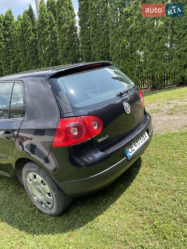 Хэтчбек Volkswagen Golf 2005 в Хотине