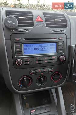 Хэтчбек Volkswagen Golf 2005 в 