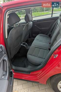 Хэтчбек Volkswagen Golf 2005 в 