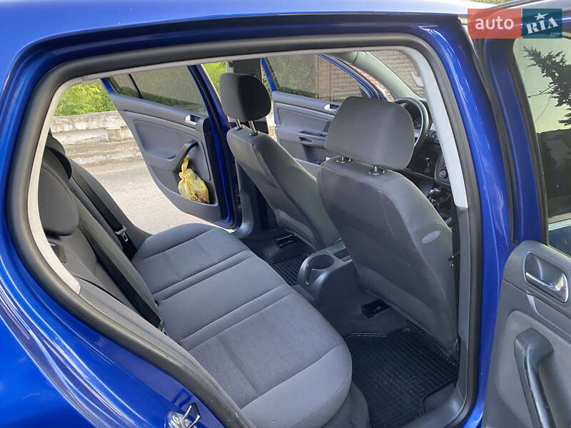 Хетчбек Volkswagen Golf 2004 в Івано-Франківську