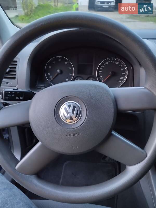 Хетчбек Volkswagen Golf 2005 в Міжгір'ї