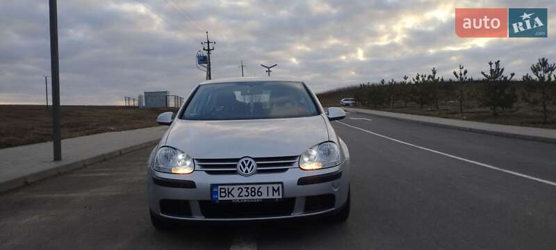 Хетчбек Volkswagen Golf 2004 в Рівному