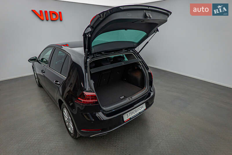 Хэтчбек Volkswagen Golf 2020 в Киеве