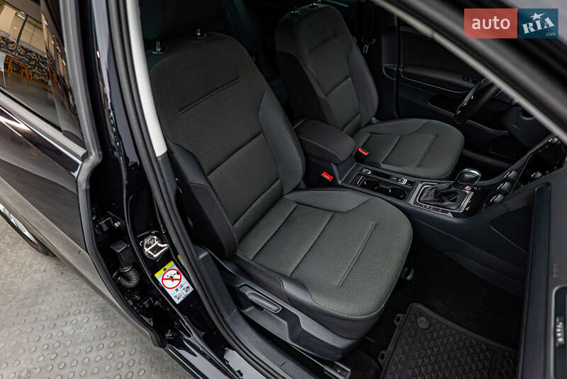 Хэтчбек Volkswagen Golf 2020 в Киеве