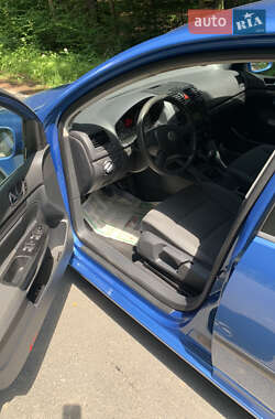Хэтчбек Volkswagen Golf 2004 в 