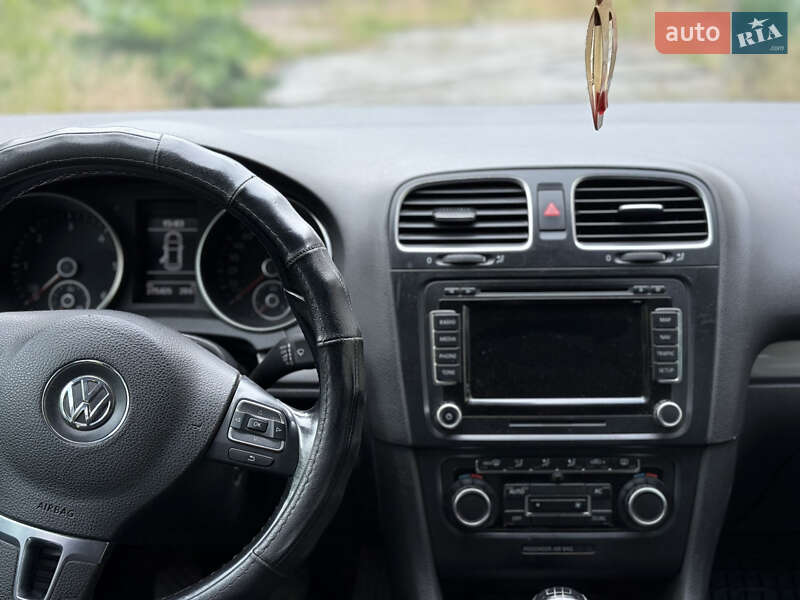 Хэтчбек Volkswagen Golf 2010 в Каменском