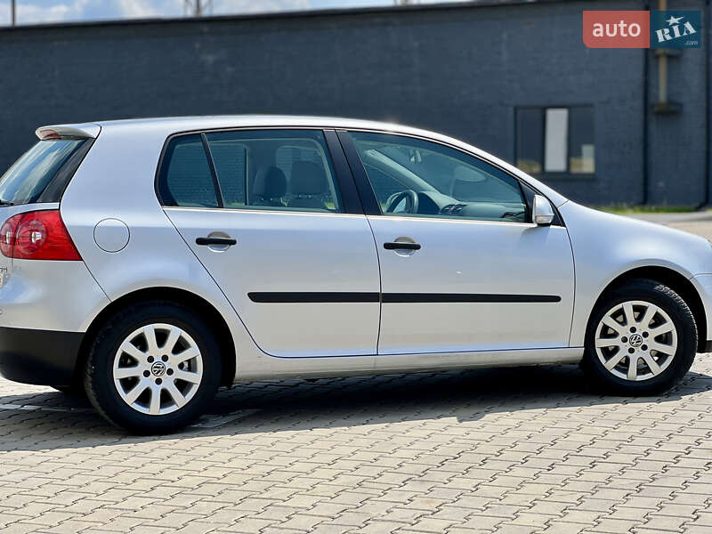 Хетчбек Volkswagen Golf 2004 в Івано-Франківську