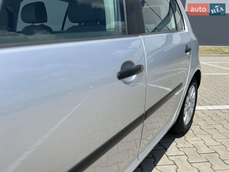 Хетчбек Volkswagen Golf 2004 в Івано-Франківську