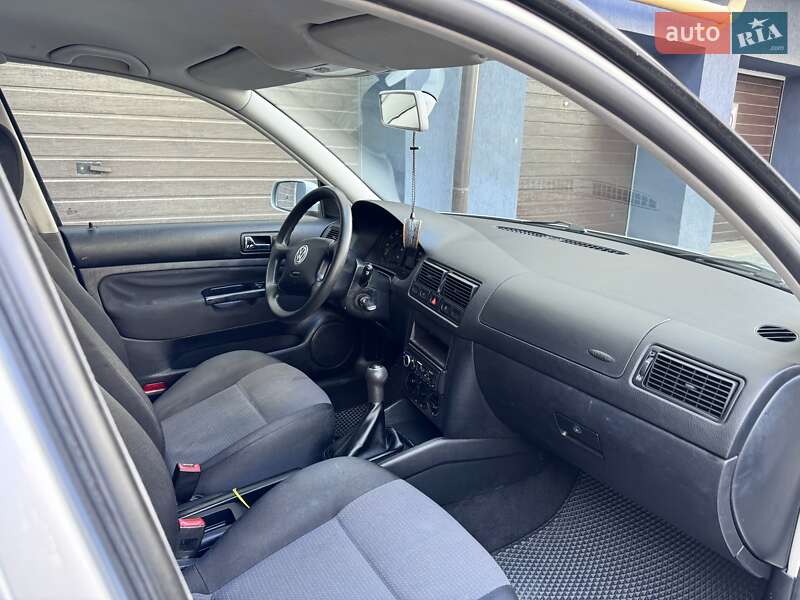 Хетчбек Volkswagen Golf 2002 в Івано-Франківську