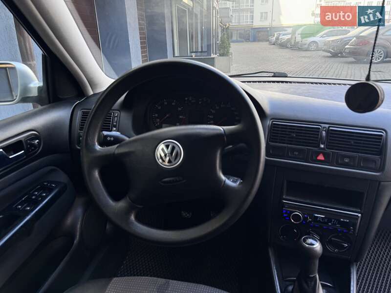 Хетчбек Volkswagen Golf 2002 в Івано-Франківську