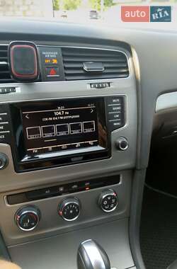 Хэтчбек Volkswagen Golf 2015 в 