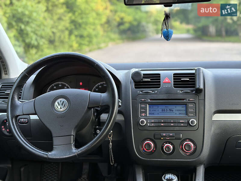 Хетчбек Volkswagen Golf 2005 в Рівному
