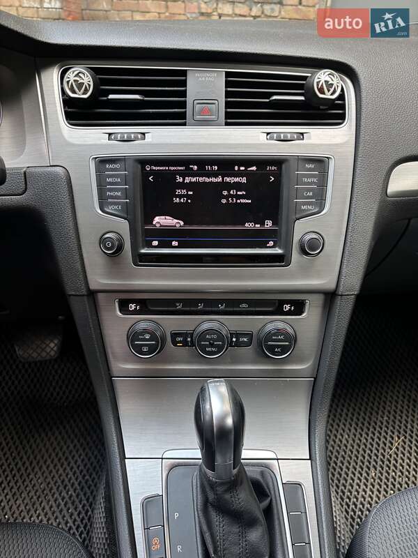 Хэтчбек Volkswagen Golf 2016 в Киеве