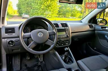 Хэтчбек Volkswagen Golf 2004 в 
