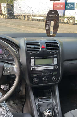 Хэтчбек Volkswagen Golf 2004 в 