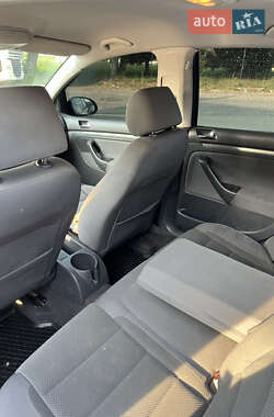 Хэтчбек Volkswagen Golf 2004 в 