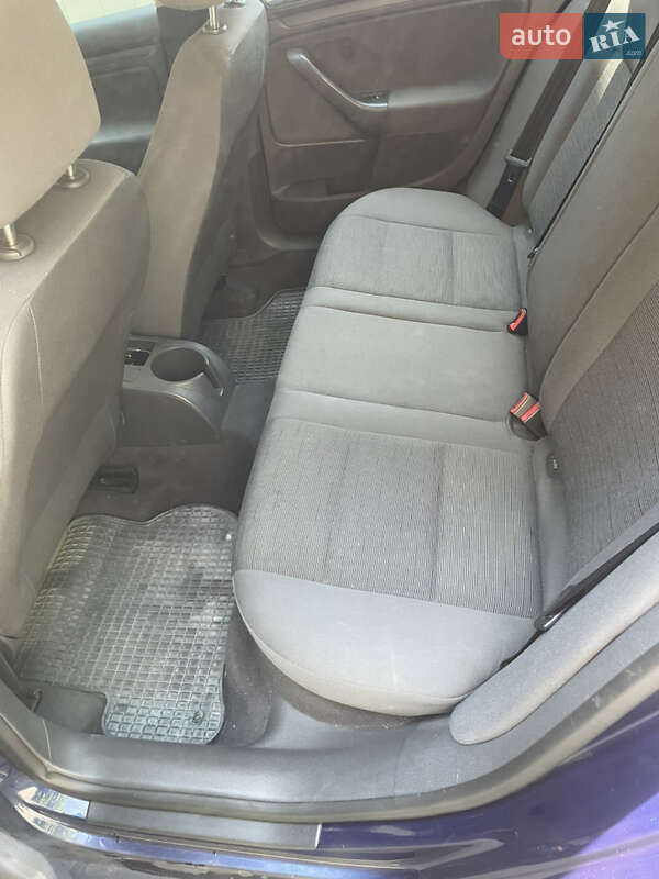 Хэтчбек Volkswagen Golf 2004 в Одессе