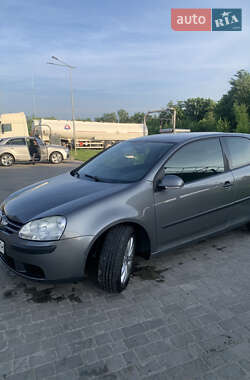 Хэтчбек Volkswagen Golf 2005 в 