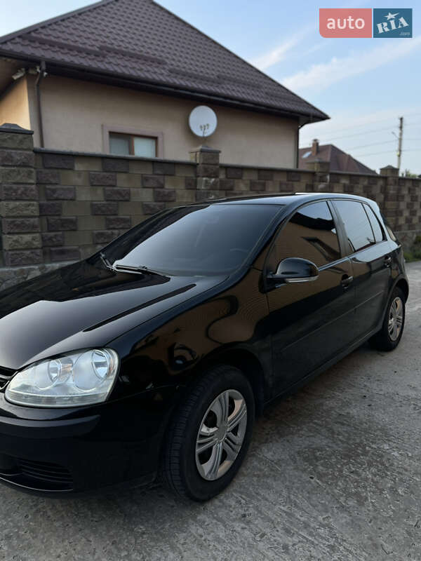 Хетчбек Volkswagen Golf 2005 в Сарнах