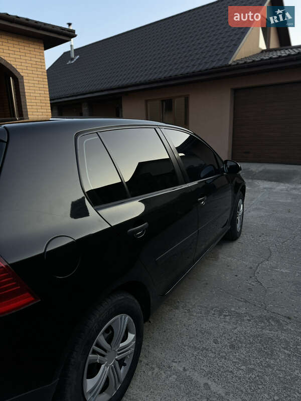 Хетчбек Volkswagen Golf 2005 в Сарнах