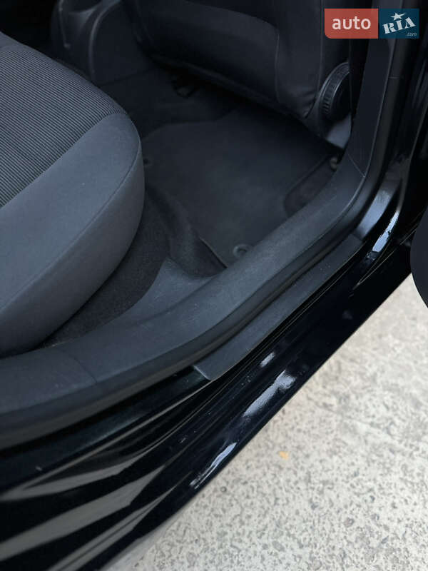 Хетчбек Volkswagen Golf 2005 в Сарнах