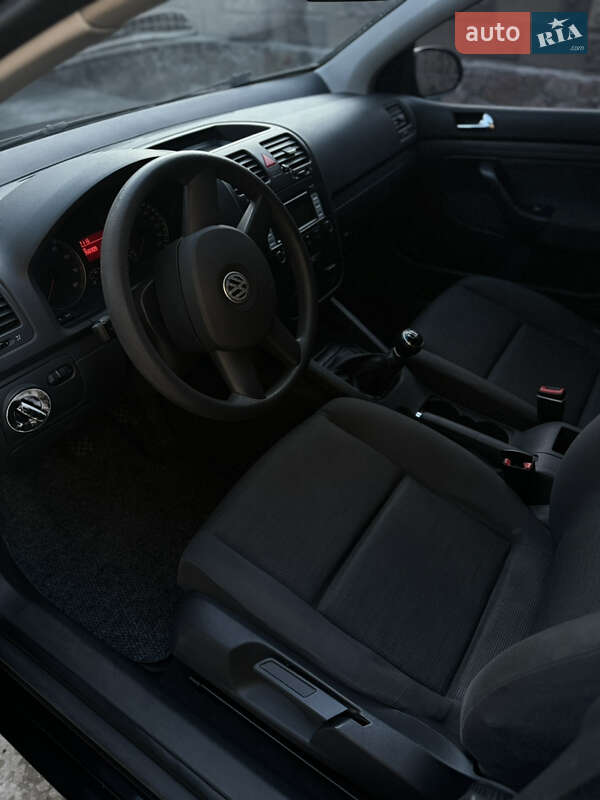 Хетчбек Volkswagen Golf 2005 в Сарнах