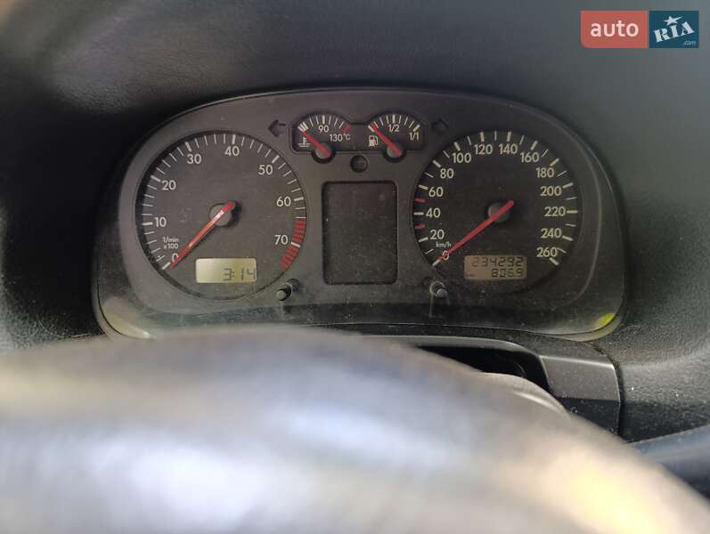 Хетчбек Volkswagen Golf 1999 в Чернівцях