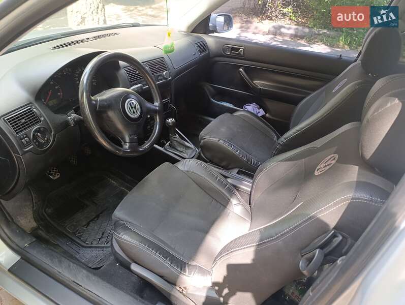 Хетчбек Volkswagen Golf 1999 в Чернівцях