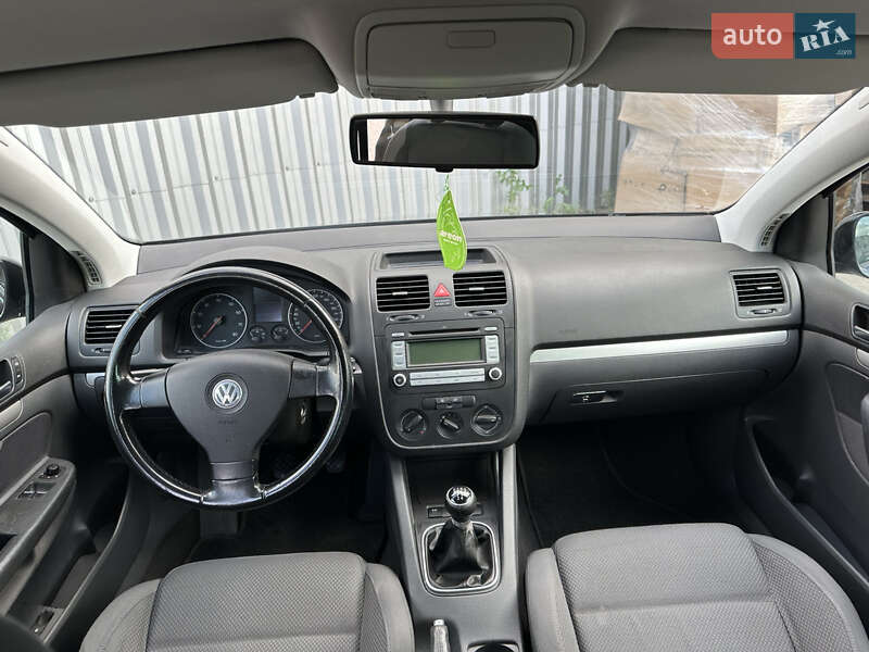 Хетчбек Volkswagen Golf 2005 в Харкові