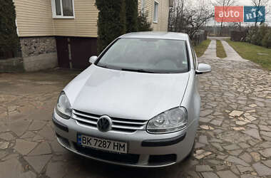 Хэтчбек Volkswagen Golf 2004 в Рокитном