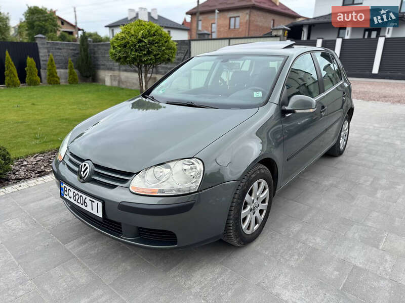 Хетчбек Volkswagen Golf 2004 в Пустомитах