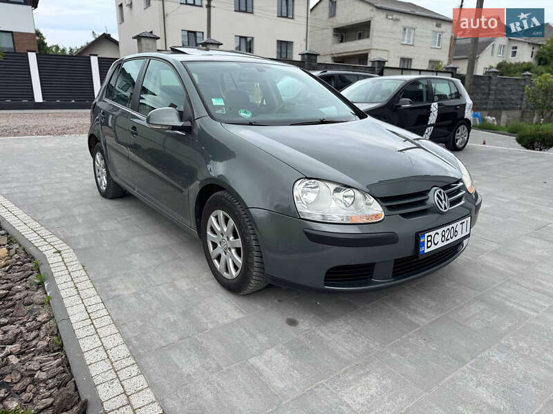 Хетчбек Volkswagen Golf 2004 в Пустомитах