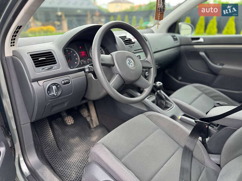 Хетчбек Volkswagen Golf 2004 в Пустомитах