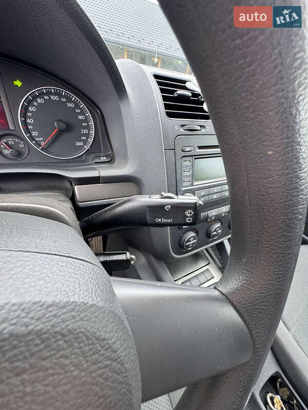 Хетчбек Volkswagen Golf 2004 в Пустомитах