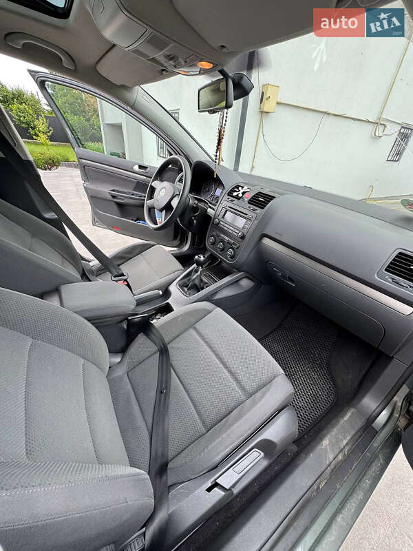 Хетчбек Volkswagen Golf 2004 в Пустомитах