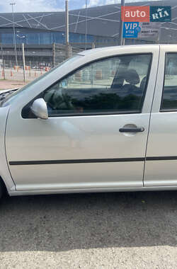 Хетчбек Volkswagen Golf 2001 в 