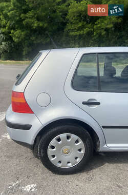 Хетчбек Volkswagen Golf 2001 в 