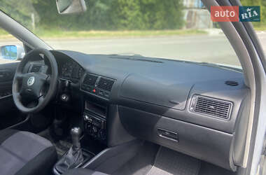 Хетчбек Volkswagen Golf 2001 в 