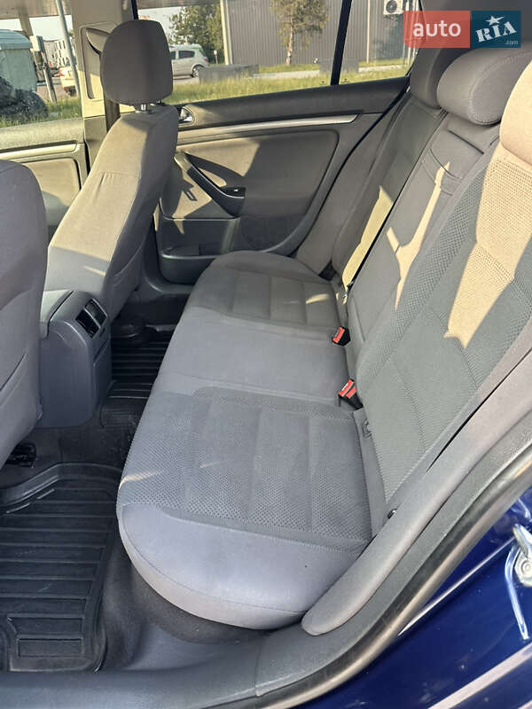 Хетчбек Volkswagen Golf 2005 в Буську