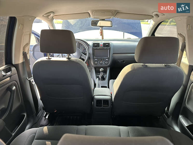 Хетчбек Volkswagen Golf 2005 в Буську