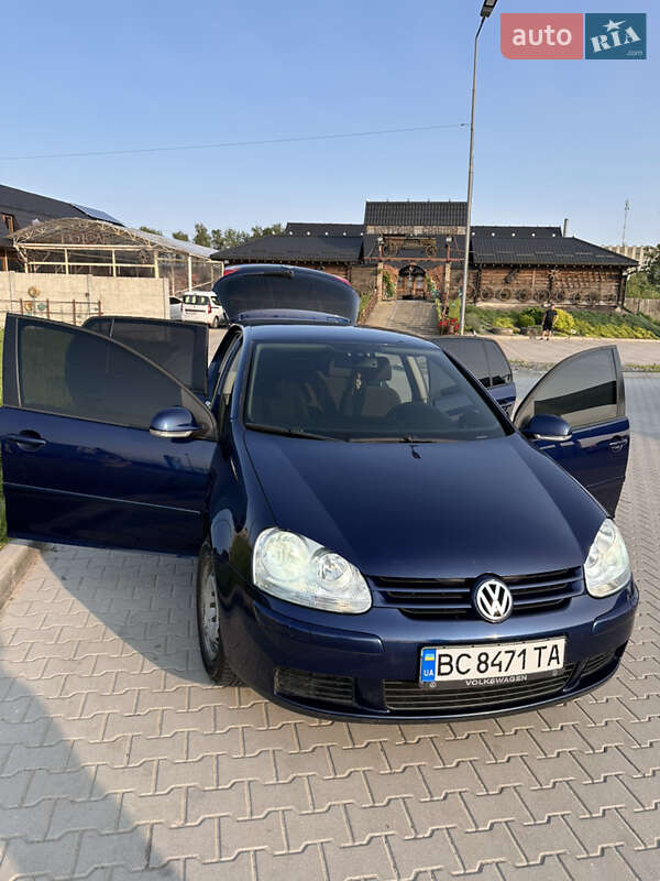 Хетчбек Volkswagen Golf 2005 в Буську