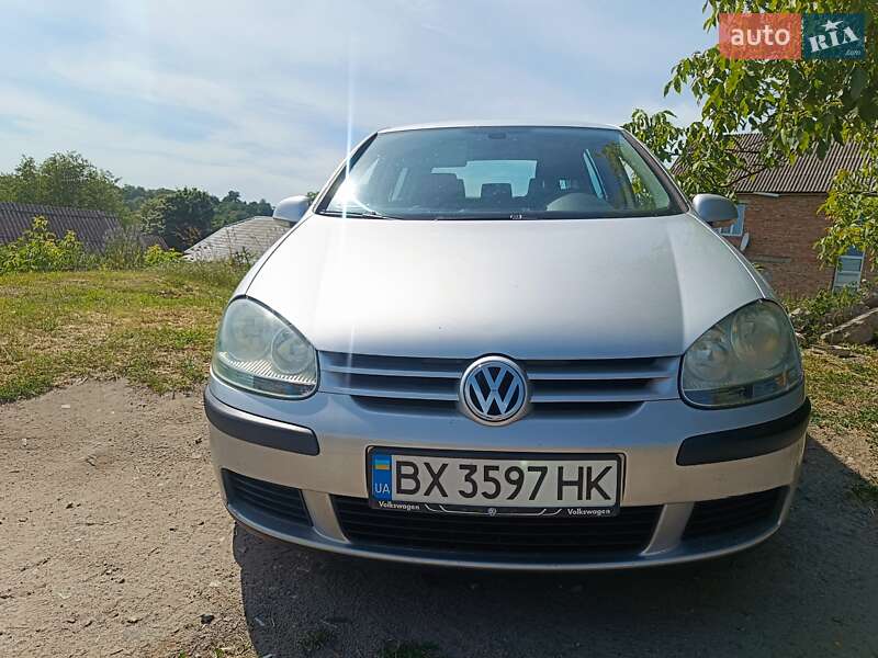 Хетчбек Volkswagen Golf 2004 в Городку