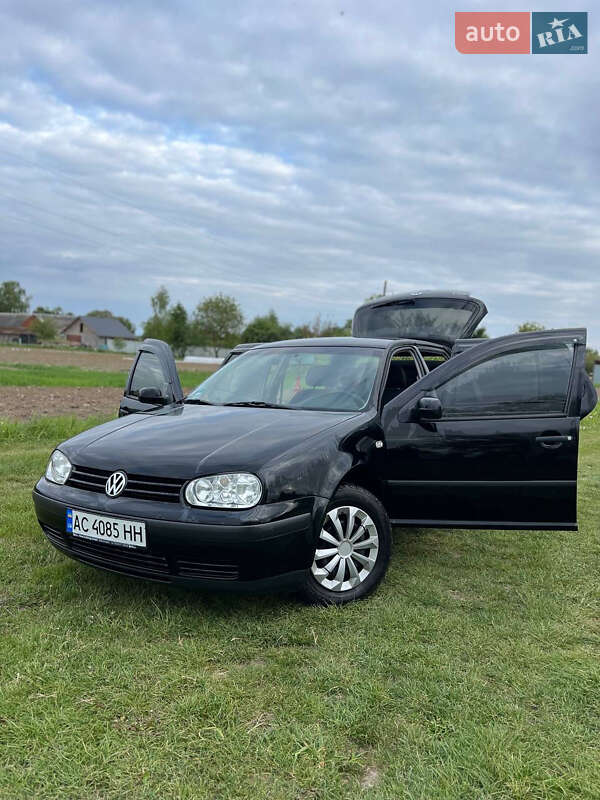 Хетчбек Volkswagen Golf 2001 в 