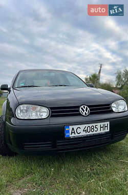 Хетчбек Volkswagen Golf 2001 в 
